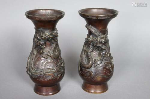 Paire de vases de forme balustre en bronze patine …