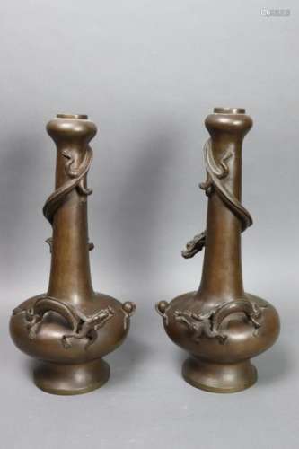 Paire de vases bouteilles à longs cols en bronze, …
