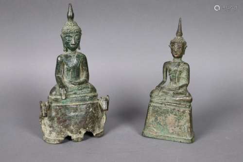 Deux bouddhas en bronze, prises de la Terre à témo…