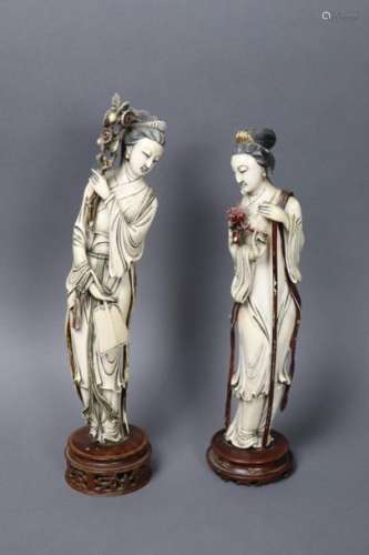 Deux statuettes en ivoire polychrome représentant …