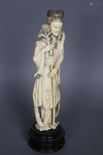 Statuette en ivoire représentant déesse du Printem…