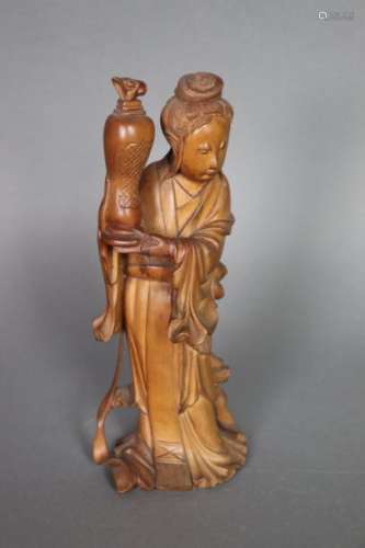 Statuette en bois représentant une jeune femme ten…