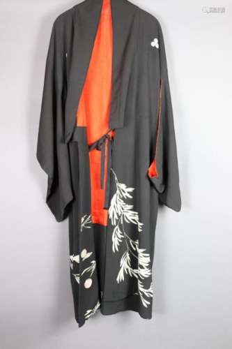 Un kimono noir à décor de feuilles et coquillages,…