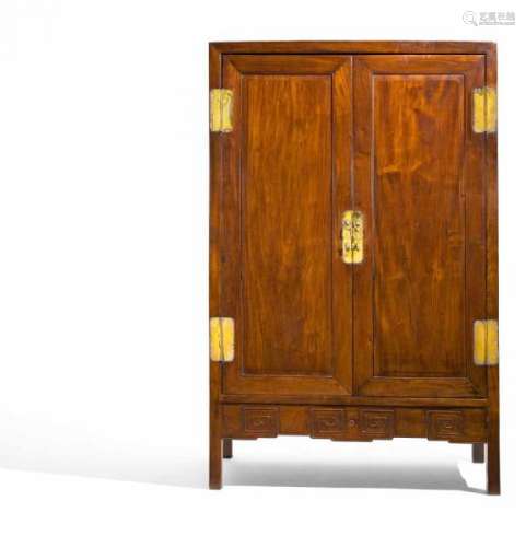 LARGE CABINET WITH DOUBLE DOORS AND INSIDE DRAWERS. China. Qing dynasty (1644-1911). [...]