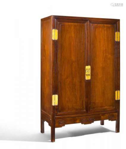 LARGE CABINET WITH DOUBLE DOORS AND INSIDE DRAWERS. China. Qing dynasty (1644-1911). [...]