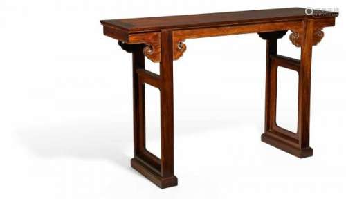 ELEGANT ALTAR TABLE WITH RUYI. China. Qing dynasty (1644-1911). Dark hardwood [...]