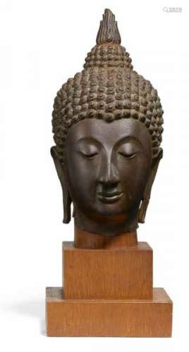 HEAD OF A BUDDHA. Thailand. Early Ayutthaya period (1350-1767). 14th-16th c. Bronze [...]