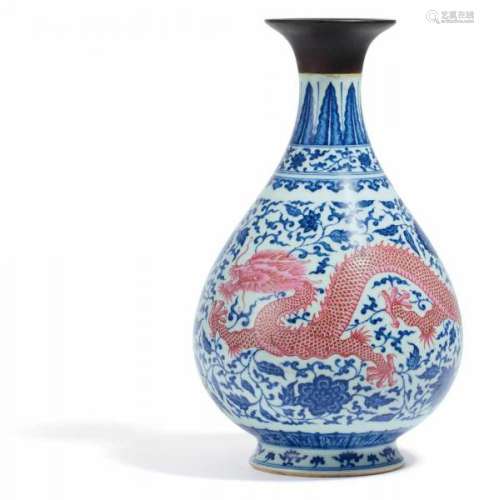 RARE YUHUCHU VASE WITH DRAGONS AMIDST FLOWER SCROLLS.
China.Porcelaindecorated in [...]