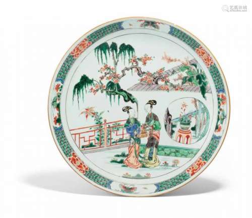 LARGE DISH WITH TWO LADIES IN A GRADEN LANDSCAPE. China. Qing-Dynastie. Kangxi-Zeit [...]