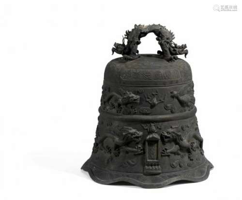 LARGE BELL WITH DRAGONS AND PHOENIX. China. Bronze with dark and green patina. The [...]