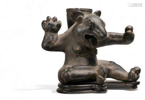 RARE DANCING BEAR AS A SUPPORT. China. In the style of the Han dynasty, but later. [...]
