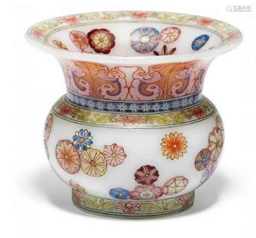 IMPORTANT SMALL SPITTOON WITH MEDALLION DECOR. China. Milky glass painted with enamel [...]