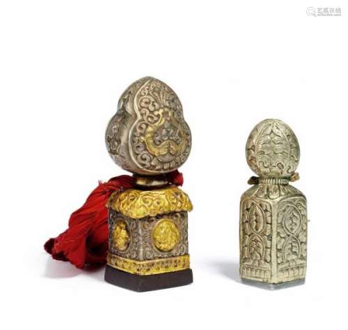 TWO IMPORTANT LARGE TEMPEL SEALS. Tibet. 19th/20th c. Silver-/bronze sheet in [...]