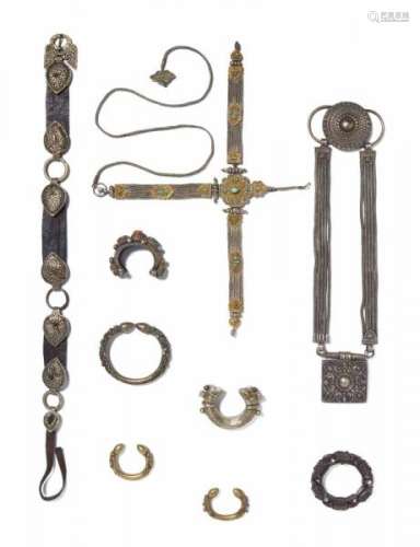 TWO BELTS, AN AMULET AND SIX ARM SPANGLES. Tibet. 19th/20th c. Silver, bronze, partly [...]