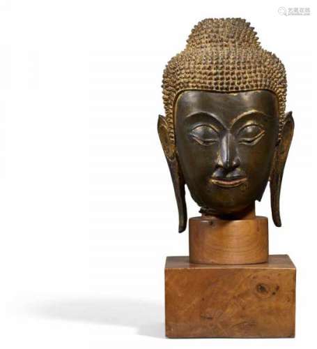 LARGE BUDDHA HEAD. Thailand or Laos. 18th/19th c. Bronze with residue of lacquer [...]