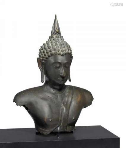 TORSO OF A BUDDHA. Thailand. Sukhothai style, Kamphaeng Phet style, but later. Bronze [...]