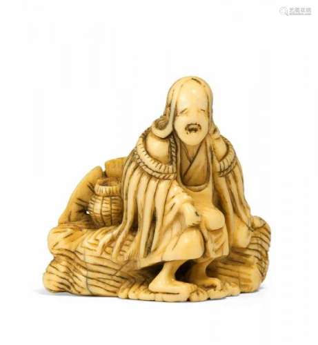 NETSUKE: SOTOBA KOMACHI. Japan. 18th c. Ivory with golden age patina. Height 4,3cm. [...]