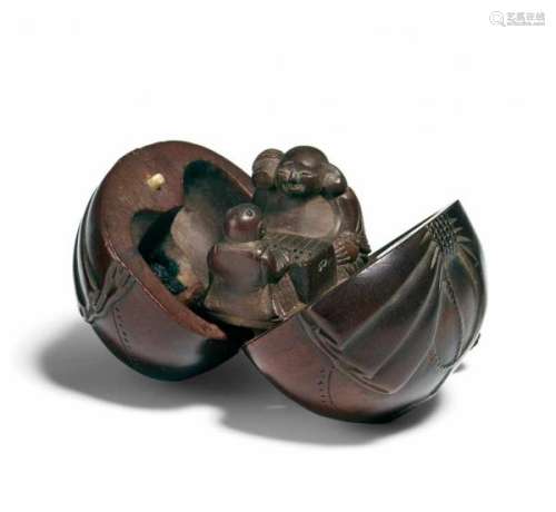 NETSUKE: TREASURE BAG WITH SUGEROKU PLAYERS. Japan. Edo period. 19th c. Hardwood [...]