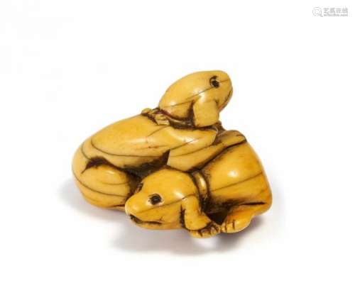 NETSUKE: TWO SMALL RECLINING DOGS. Japan. 18th c. Ivory with golden patina. Width [...]