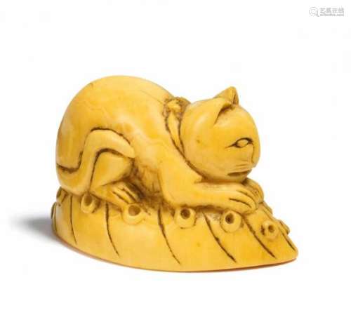 NETSUKE: CAT ON AWABI SNAIL. Japan. 18th/19th c. Ivory. Height 2.4cm. Condition A/B. [...]