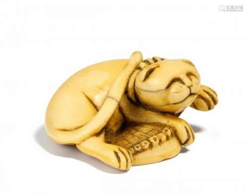 NETSUKE: CAT WITH AWABI SNAIL. Japan. Early 19th c. Ivory. Width 4.2cm. Condition [...]