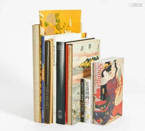 LOT OF ELEVEN BOOKS ABOUT JAPANESE ART. a) Klaus Tänzer: Porzellan China Japan, [...]