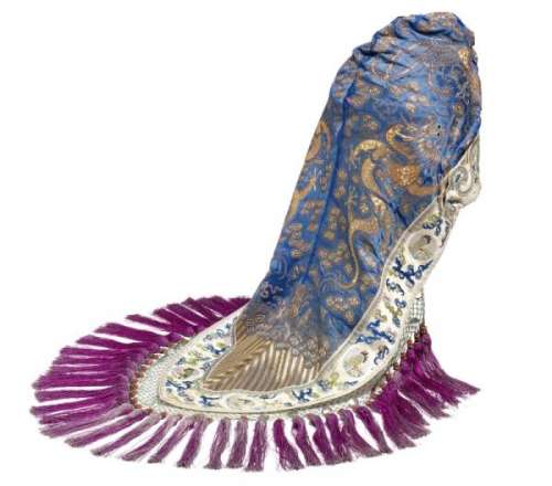 A Chinese Mandarin silk wind hat. C. 1900. L. excl. tassels c. 73 cm.  -