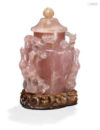 A large carved rose quartz vase with cover. Late Qing. H. 27 cm. Wooden base [...]