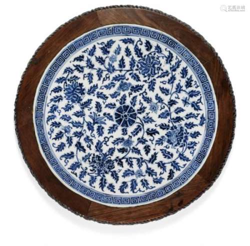A Chinese circular porcelain plaque decorated in underglaze bluewith hardwood frame. [...]