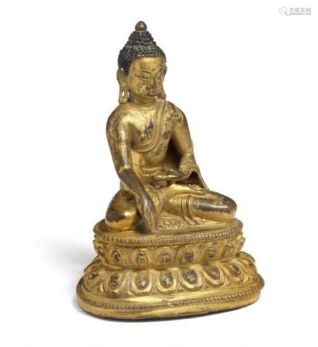 A Tibetan gilt bronze figure of Buddha Shakyamuni. 16th-17th century. Weight 510 g. [...]
