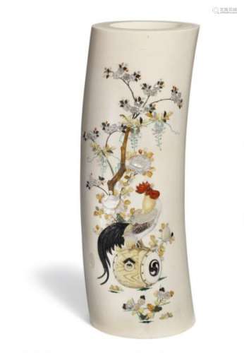 A large Japanese shibayama tusk vase. Meiji 1868-1912. H. 37.5 cm. -
