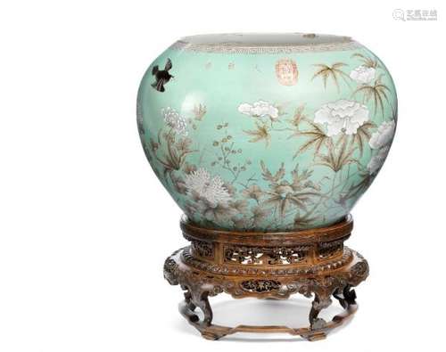 A Chinese porcelain globe jar. Mark of Yong Qing Chang Chun. On a richly carved [...]