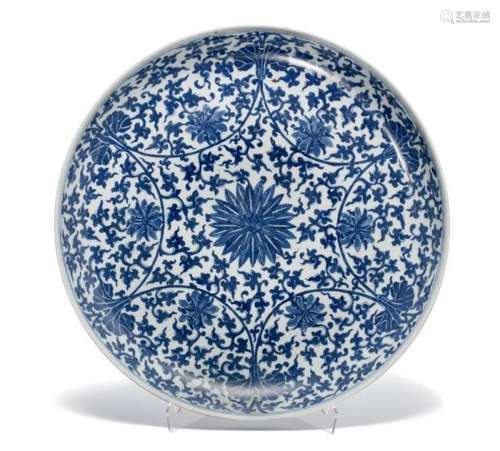 A Chinese porcelain dish decorated in underglaze blue with flowers and foliage in [...]