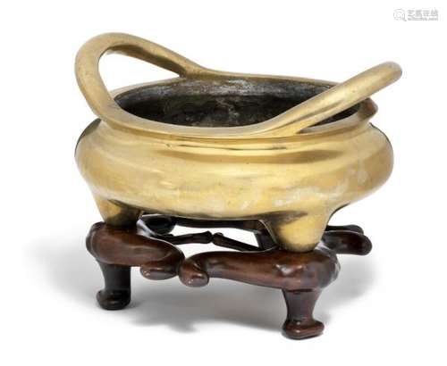 A large Chinese tripod bronze censer, mark of Xuande 17/18th century. Weight 14.9 kg. [...]