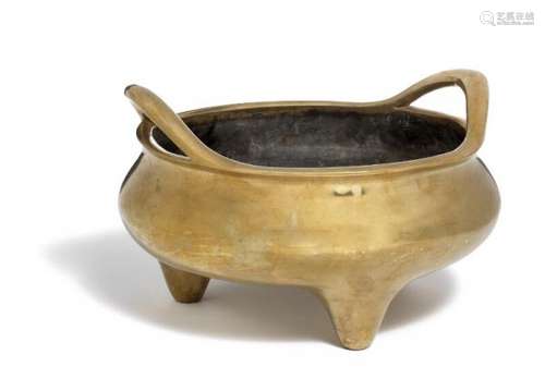 A Chinese tripod bombé-shaped bronze censer with strap handles. Mark of Xuande, but [...]