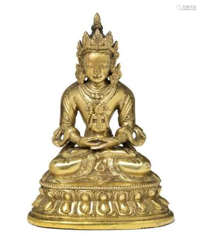 A Chinese gilt bronze crowned Amitayus Buddha with down cast eyes. 17th century. [...]