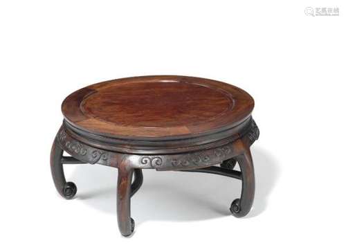 A Chinese round low table in the Japanese style. Late Qing, late 19th century. H. 36 [...]