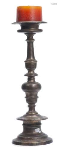 Pique-cierge en bronze Haute-Epoque - Pique-cierge en bronze Haute-Epoque.H. 42 cm - [...]
