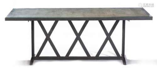 Table de style industriel - Table de style industriel, piètement en métal noir, [...]
