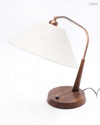 Lampe de bureau vintage à structure en cuivre et bois - Lampe de bureau vintage à [...]