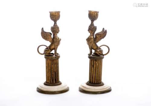 Paire de bougeoirs représentant deux sphinges en bronze - Paire de bougeoirs [...]