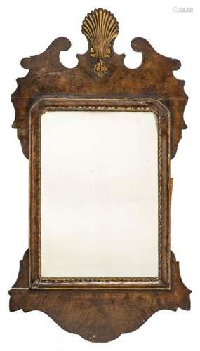 Miroir à cadre en bois sculpté à fronton à la coquille de style baroque - Miroir [...]