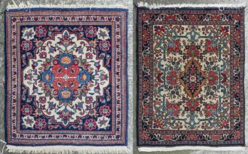Deux petits tapis Keshan à décor de roses - Deux petits tapis Keshan à décor de [...]