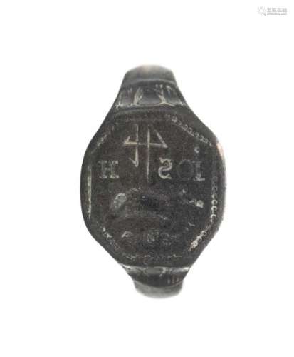 Bague-sceau en bronze du XVe - Bague-sceau en bronze, matrice de forme octogonale [...]