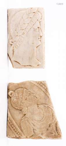 Deux morceaux de bas-reliefs représentant un gladiateur et Titus - Deux morceaux de [...]