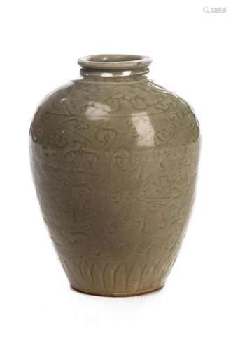 Vase céladon Chine Ming - Vase céladon à décor en léger relief de fleurs de [...]