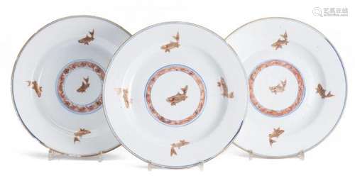 3 assiettes en porcelaine de Chine à décor intérieur de 5 carpes - 3 assiettes en [...]