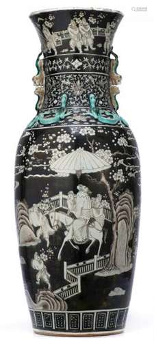 Vase en porcelaine de Chine à décor en famille noire à col et lèvre plissés - [...]