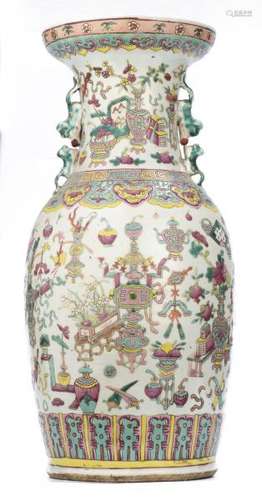 Vase en porcelaine de Chine à décor en famille rose d'objets de lettrés - Vase en [...]