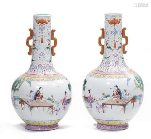 Paire de vases en porcelaine de Chine à décor en famille rose - Paire de vases en [...]